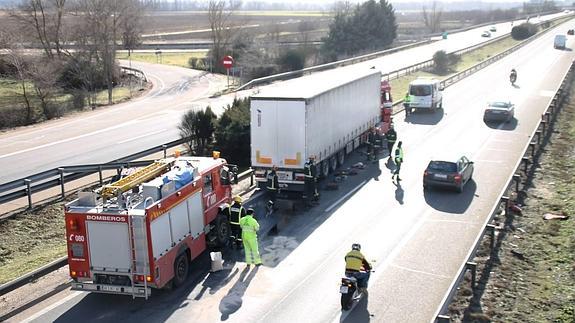 Un camión accidentado provoca leves retenciones en la A-62 a la altura de Simancas