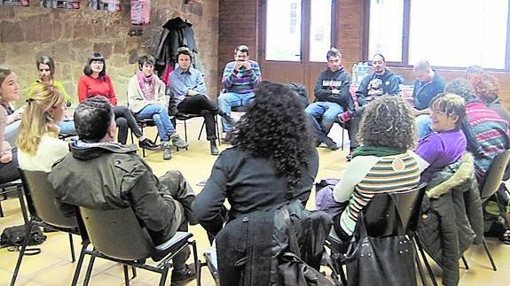 IU pide un giro de los planes de empleo y vivienda para asentar población