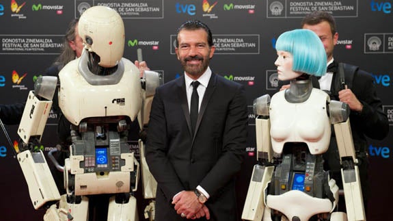 Antonio Banderas pide unos macarrones para comer en la presentación de 'Autómata'