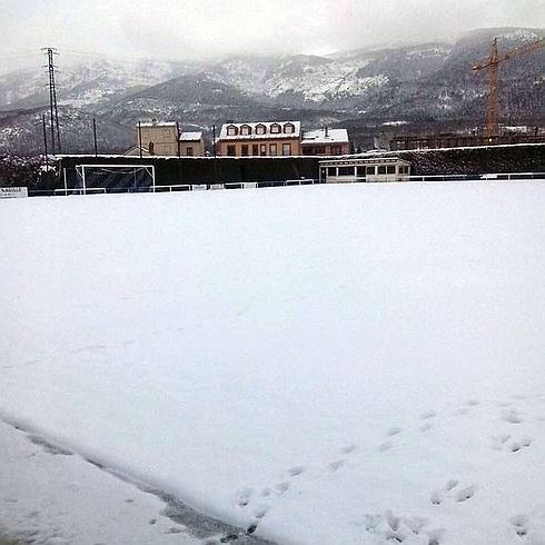 La nieve mantiene en vilo al fútbol