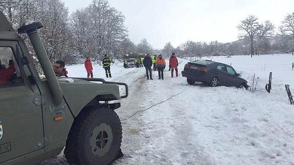 La UME de León rescata vehículos atrapados en la nieve y utiliza el temporal para hacer prácticas