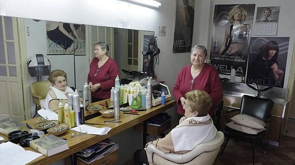 La peluquera de Delicias que abre su casa para poner guapas a las amigas