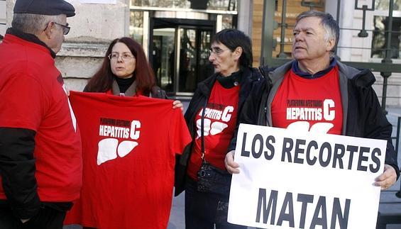 Los afectados por la hepatitis C solicitan la administración de fármacos de última generación