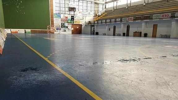 El polideportivo de Nava vuelve a exhibir su decadencia