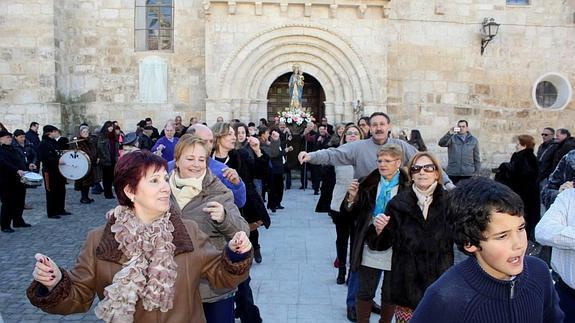 Cevico Navero danza a su patrona
