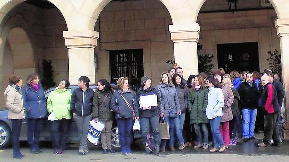El colegio público de Herrera se moviliza para pedir un conserje
