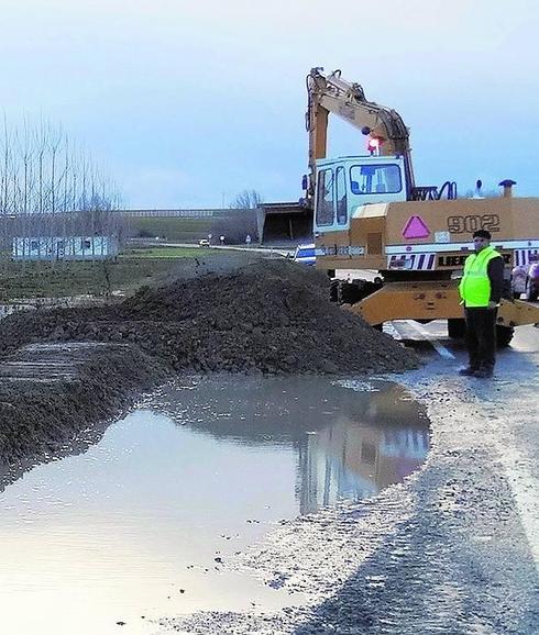 Un dique de tierra contiene la crecida en Hontanares