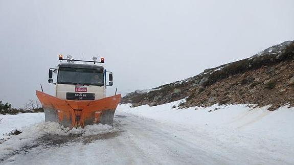 Cuatro máquinas quitanieves trabajan para limpiar las carreteras de Sanabria