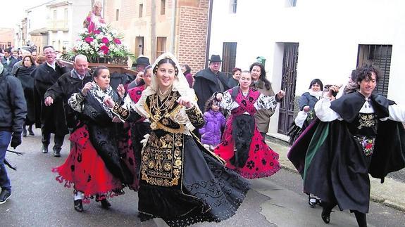 Babilafuente y Macotera reviven la tradición de San Blas