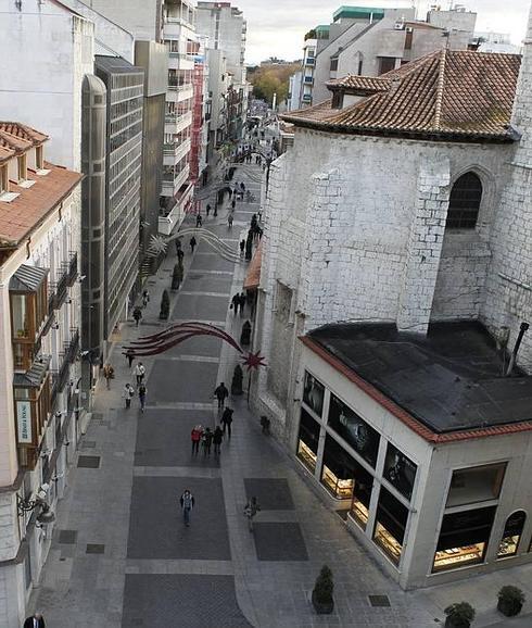 El comercio adosado a la iglesia de Santiago será derribado