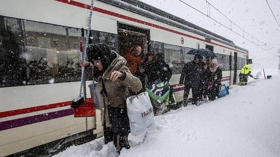 El tráfico ferroviario se suspende entre Alar de Rey y Reinosa al acumularse casi un metro de nieve