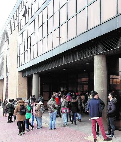 La cuantía media de las becas cayó un 22 por ciento en solo dos cursos