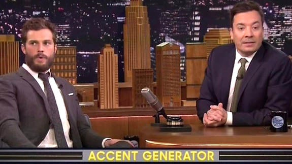 Jamie Dornan y Jimmy Fallon leyeron fragmentos de '50 sombras de Grey' con diferentes acentos