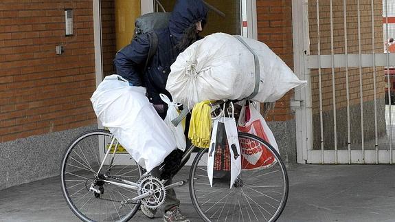 Expulsado por tercera vez el inquilino que acumula basura en su vivienda