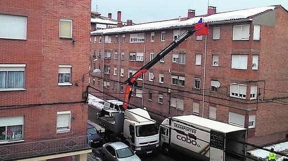 Guardo mantiene la batalla contra los riesgos de la nieve acumulada en los tejados