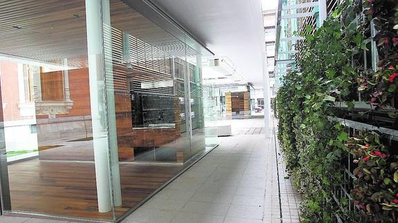 La Plaza de Abastos luce ya una imagen exterior más amable para el paseo