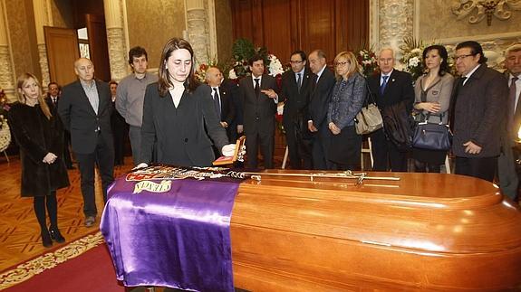 Miles de personas visitan la capilla ardiente del presidente de la Diputación