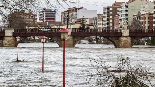 Los vecinos de Miranda de Ebro observan con miedo la crecida del río propiciada por el deshielo