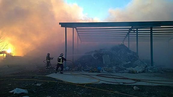 Continúa activo el incendio declarado este martes en el vertedero incontrolado de Grijota