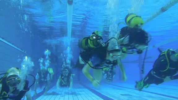 Alumnos del instituto Jiménez Lozano de Valladolid reciben clases de Física bajo el agua