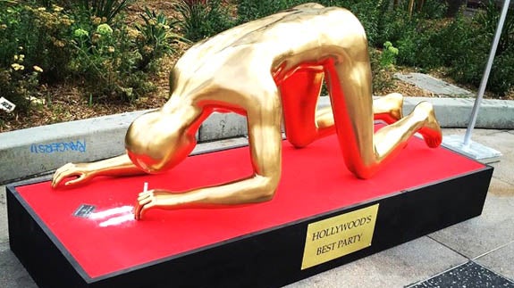 Colocan una estatua de un Oscar esnifando cocaína en el Paseo de la Fama de Hollywood