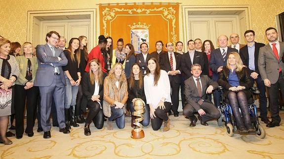 El Ayuntamiento recibe al Avenida para felicitarle por la victoria en la Copa de la Reina