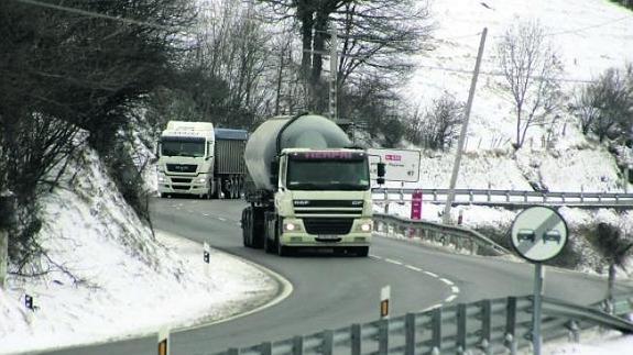 Los transportistas aceptan pagar un 50% del peaje en la autovía y no usar el puerto de Pajares