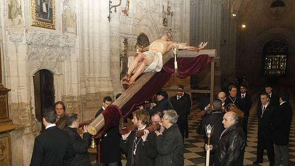 Un Via Crucis en la catedral abre el camino cuaresmal