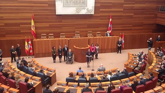 Juan José Aliste recibe la medalla de las Cortes