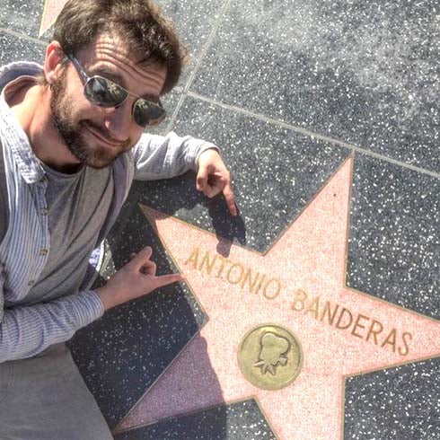 Dani Rovira se fotografía junto a la estrella de Antonio Banderas en Hollywood