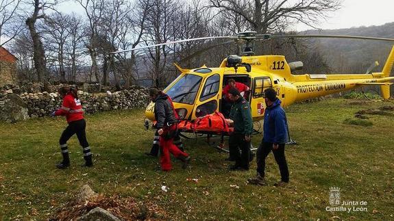 Evacúan en helicóptero a una mujer herida en un tobillo en la localidad sanabresa de Sotillo