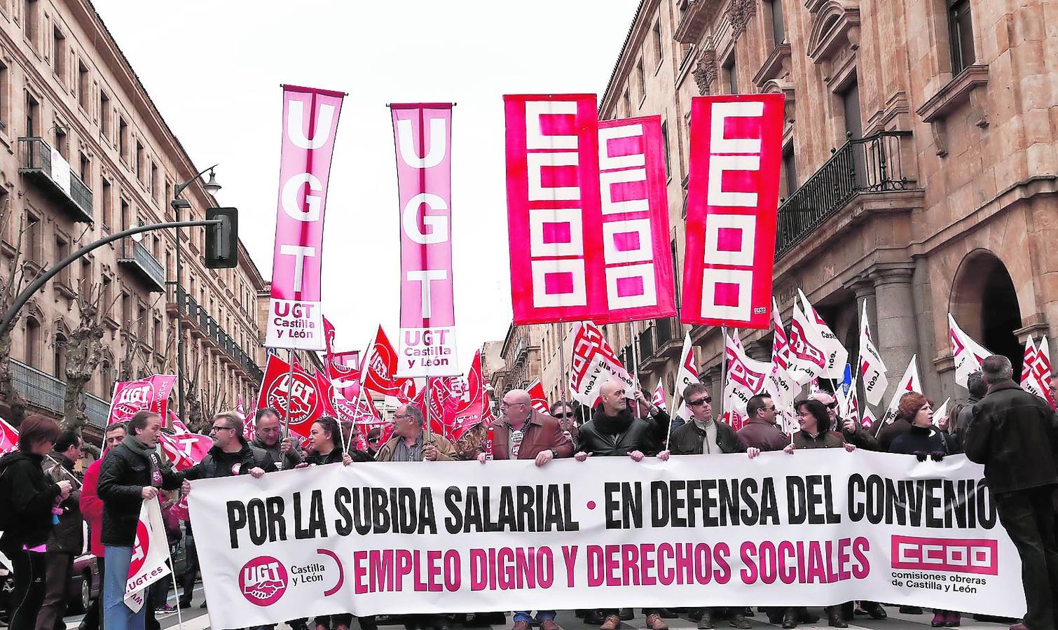 Cientos de salmantinos se manifiestan en contra de una política «para ricos»