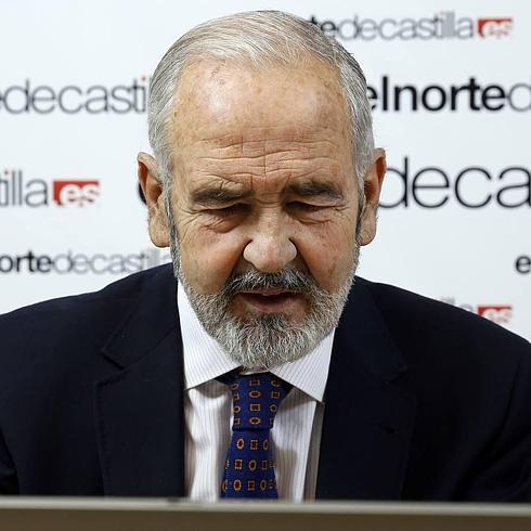 El catedrático de Otorrinolaringología Luis María Gil-Carcedo, en el videochat de El Norte