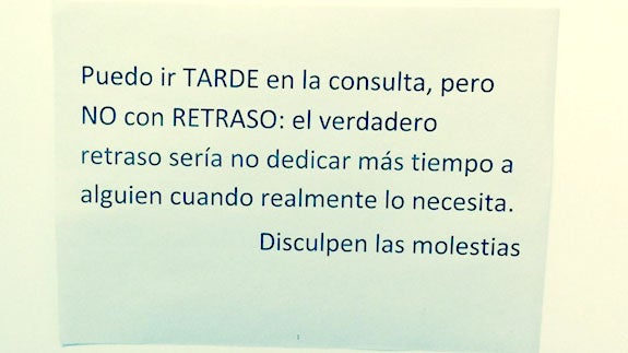 Un médico de Sevilla avisa con un curioso cartel a las personas que esperan su turno en la consulta