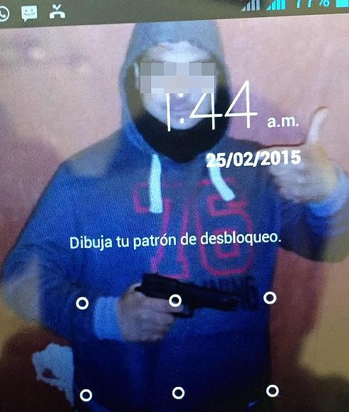 Tres detenidos tras asaltar una casa y hacerse una foto con uno de los móviles robados