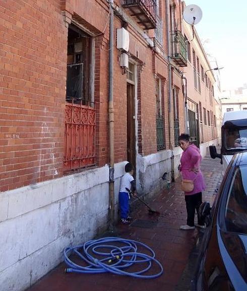 El fuego destruye el primer piso de una casa habitada por doce okupas en La Farola
