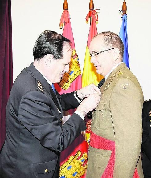 El comandante militar de Salamanca recibe la Cruz del Mérito Policial