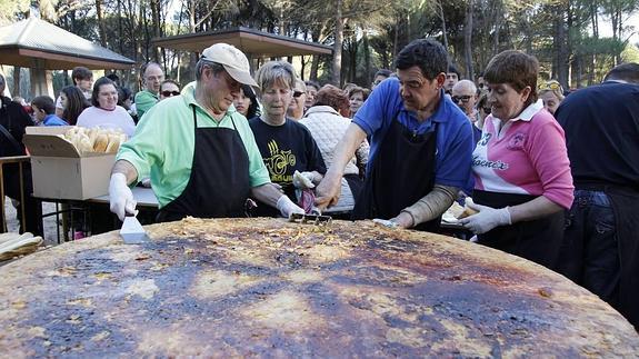 Cientos de laguneros celebran el Día de la Vieja con una tortilla de 200 kilos
