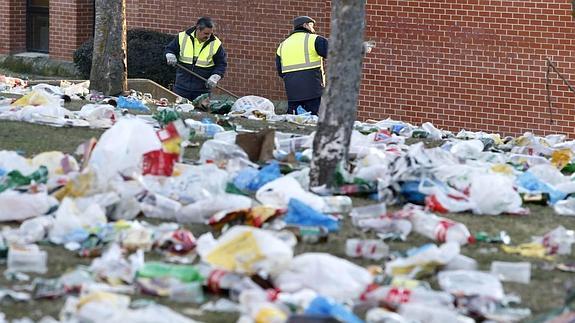 Un macrobotellón en la Universidad de León deja toneladas de basura