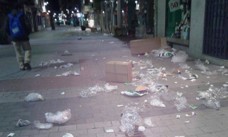 Los vándalos queman tres contenedores en el barrio de Pajarillos