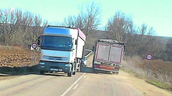 San Cebrián y Ribas de Campos recogen firmas para reclamar el ensanche de la carretera