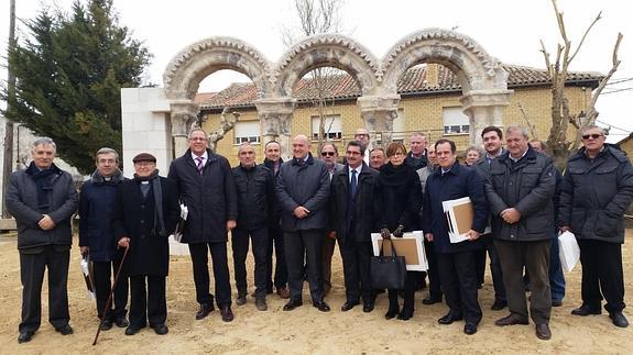 Los tres arcos románicos de la iglesia del Temple de Ceinos vuelven a su antigua ubicación