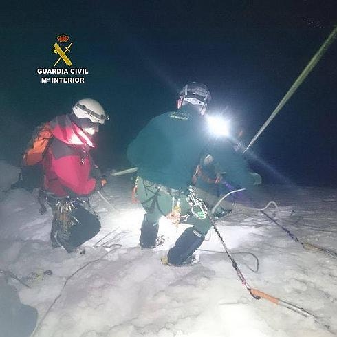 Efectivos del Greim rescatan en el Macizo de Ubiña a dos montañeros