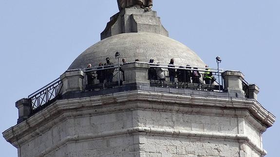 Los turistas copan las primeras subidas al mirador de la torre sur de la Catedral