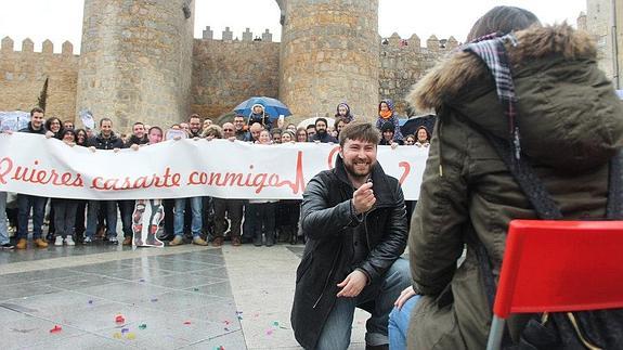 Pedida de matrimonio con animadoras, gaiteros, mariachis, un coro y una pancarta gigante