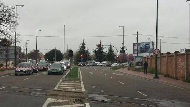 Monumental atasco en el paso a nivel entre el Polígono de Argales y Arco de Ladrillo