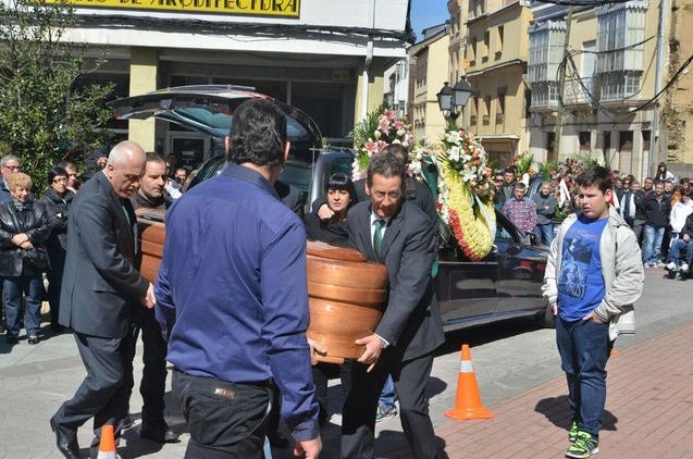 Multitudinario y emotivo adiós al minero fallecido en el pozo Salgueiro de Uminsa