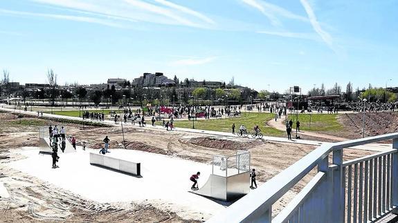 El ocio gana terreno junto al río con el primer parque dotado con auditorio