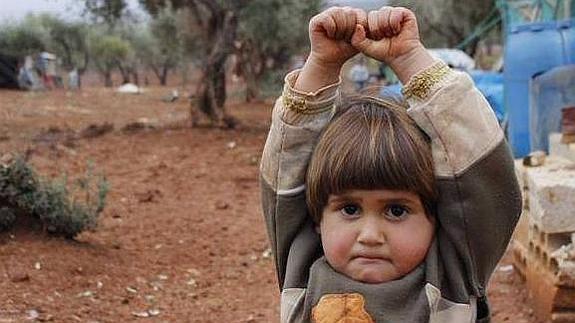 La imagen de un niño sirio rindiéndose ante una cámara de fotos conmociona a Twitter