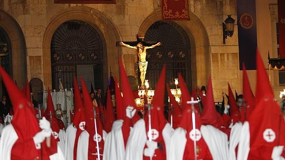 La espiritualidad de Santa Teresa enriquece el Vía Crucis en la Plaza Mayor